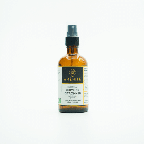 Flacon spray en verre ambré d'hydrolat de Verveine Citronnée Aménité, centré sur un fond blanc neutre.